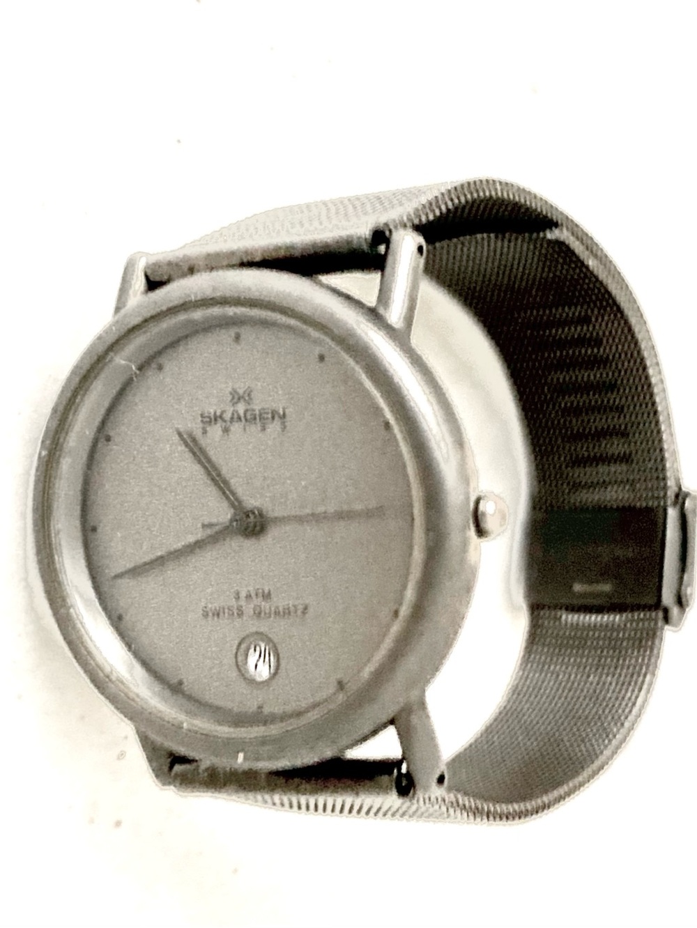 Skagen Unisex Minimalist Gunmetal Case/Mesh Band Watch. Calendar and a 2nd Hand.
